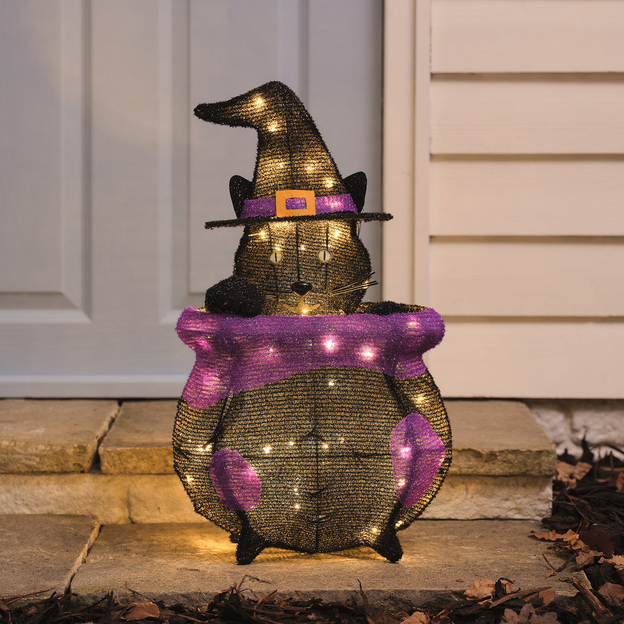 "Katze im Kessel" LED-Halloween-Figur für den Außenbereich herausschauend