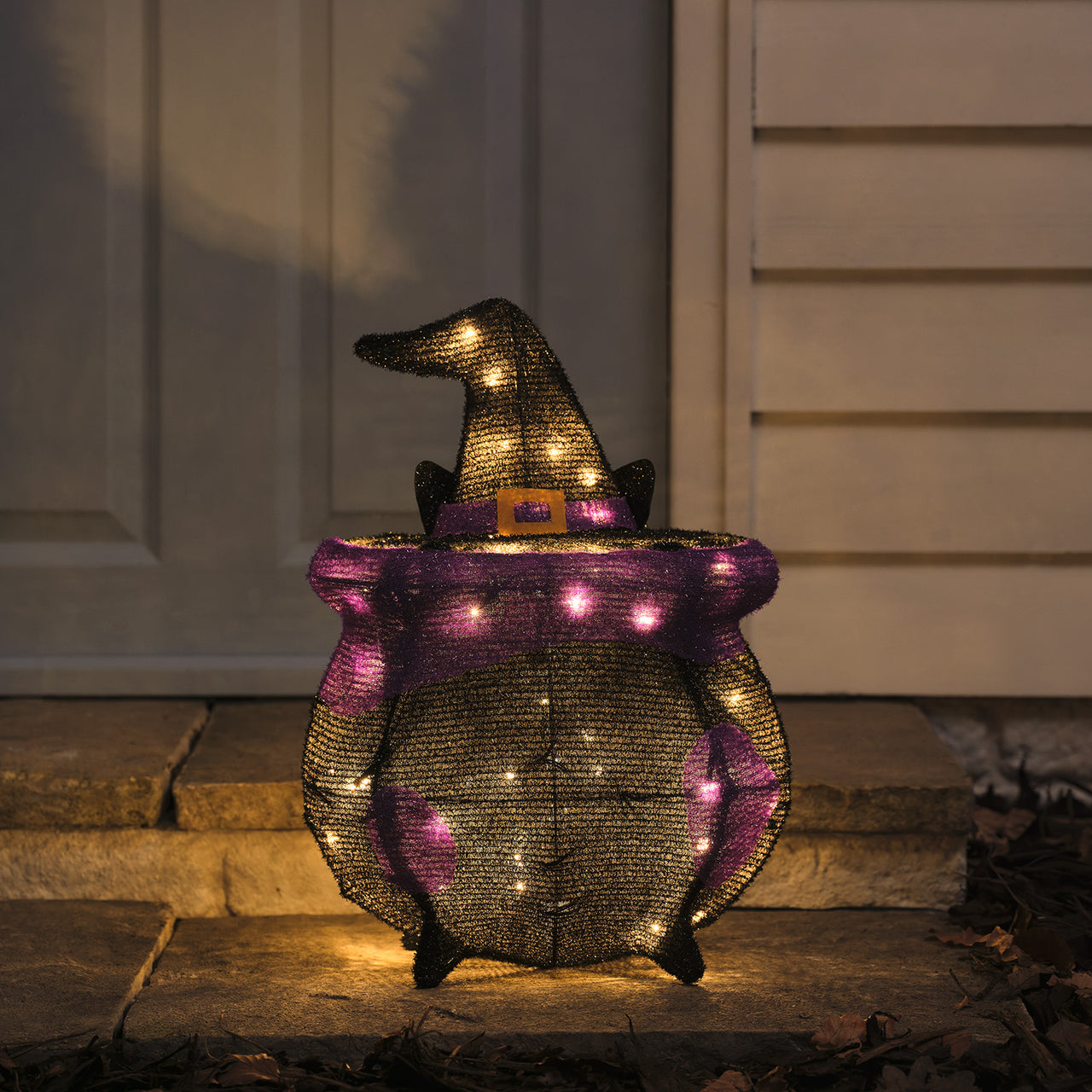 "Katze im Kessel" LED-Halloween-Figur für den Außenbereich beleuchtet am Abend