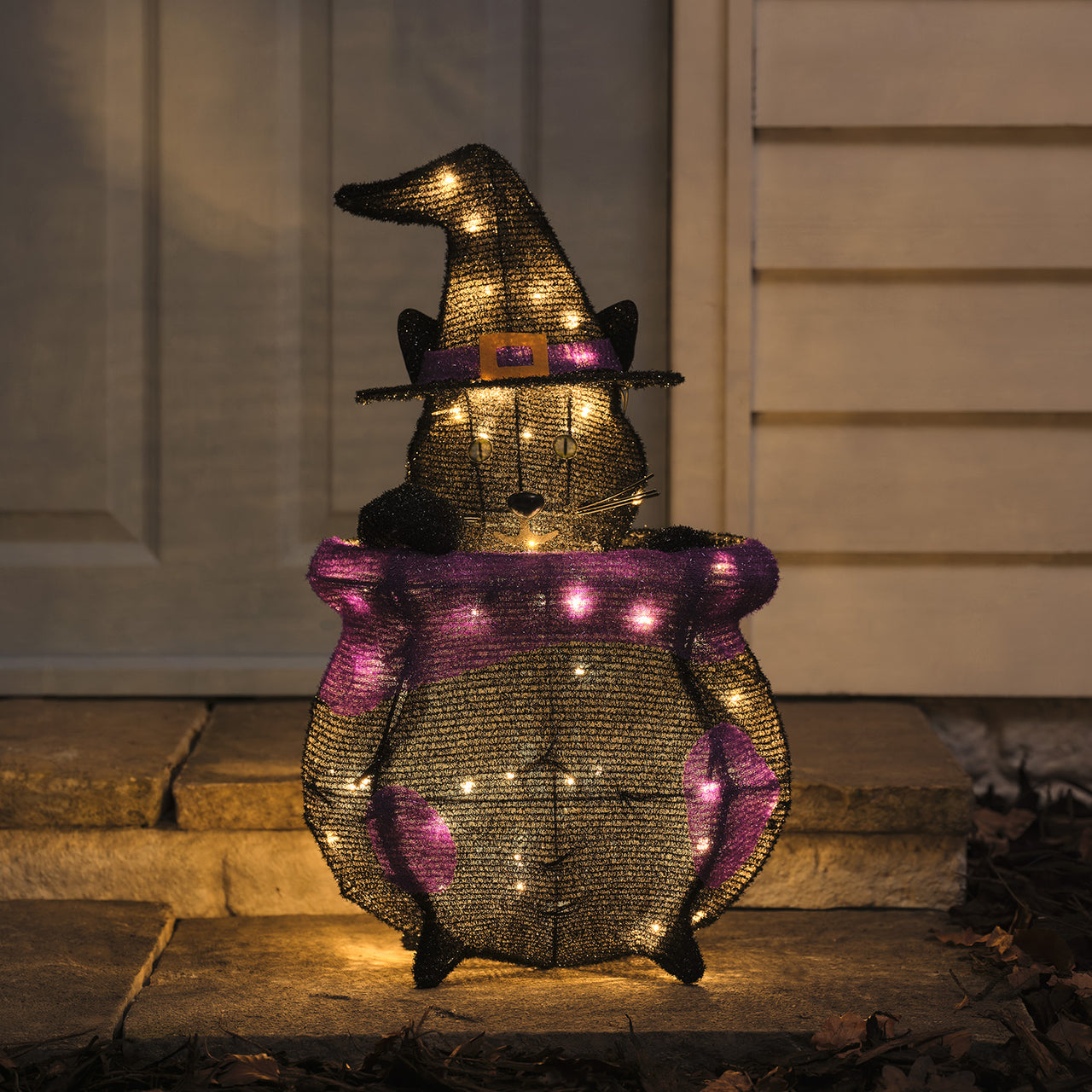"Katze im Kessel" LED-Halloween-Figur für den Außenbereich beleuchtet herausschauend