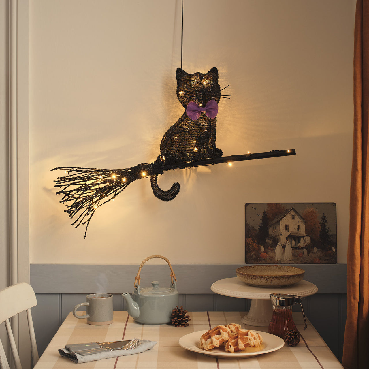 LED-Halloween-Katze auf Besen mit Timer drinnen als Hängedeko
