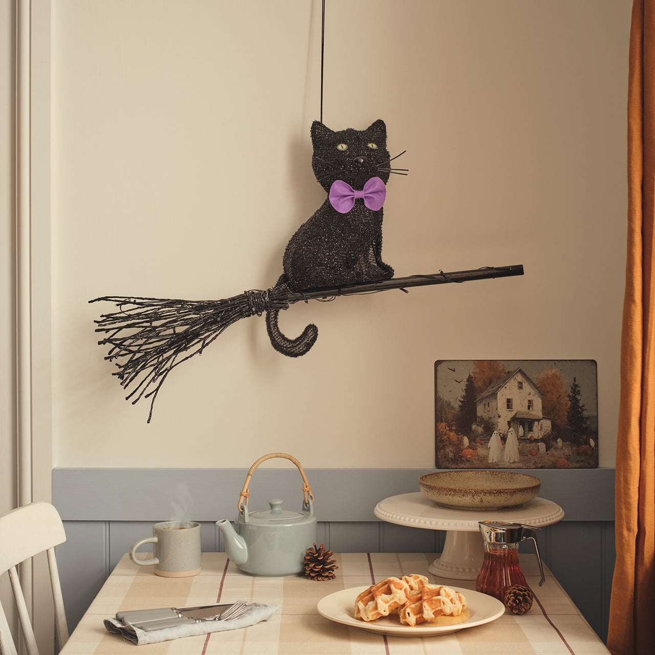 LED-Halloween-Katze auf Besen mit Timer im Innenbereich unbeleuchtet