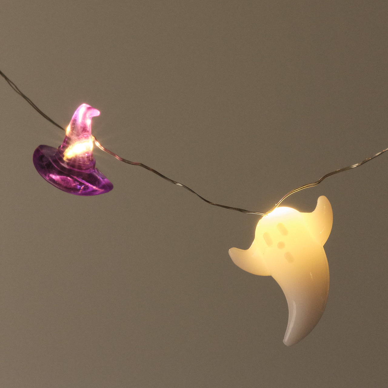 20er Halloween LED-Mikro-Lichterkette mit Geistern & Hexenhüten Closeup beleuchtet