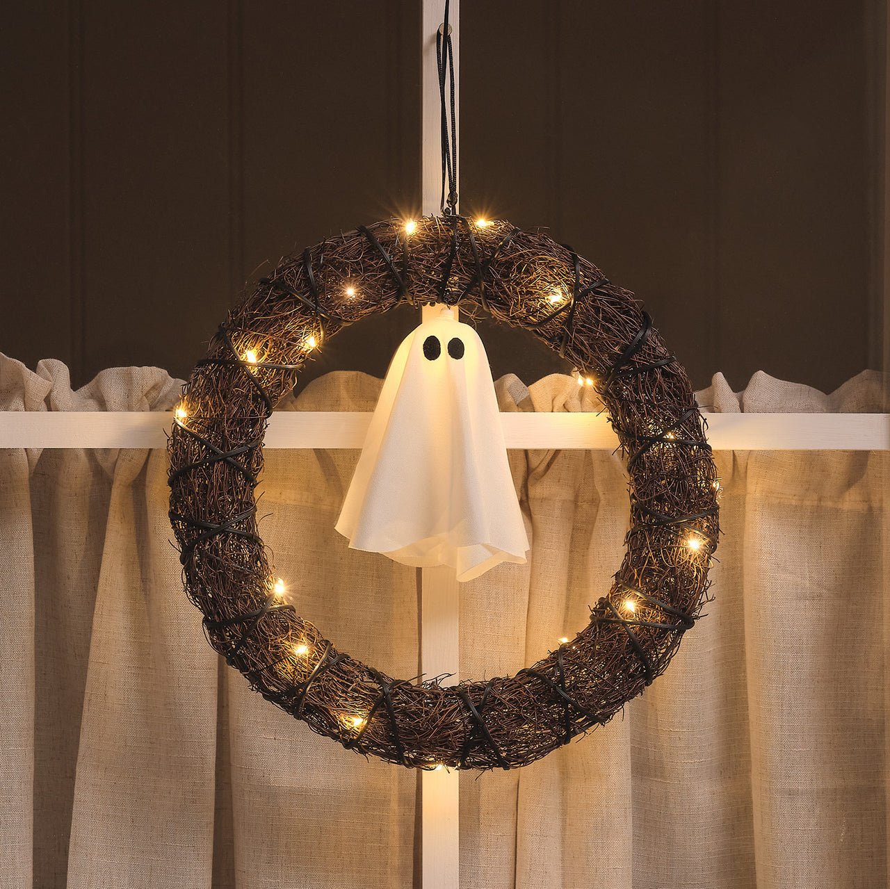 30 cm LED-Halloween-Türkranz mit Geist für den Außenbereich Closeup