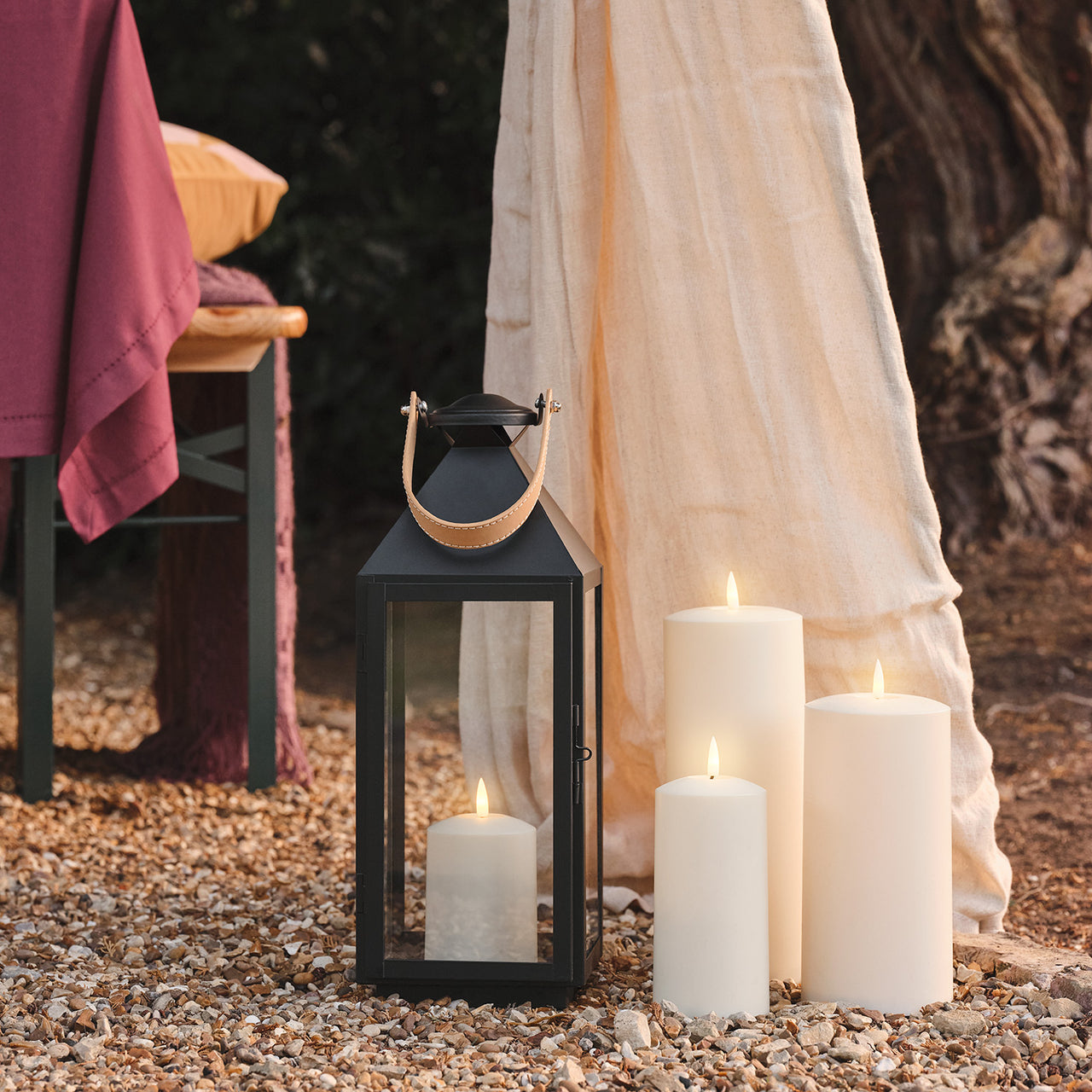Schwarze "Brixham" TruGlow® LED-Laterne mit Ledergriff auf Hochzeit