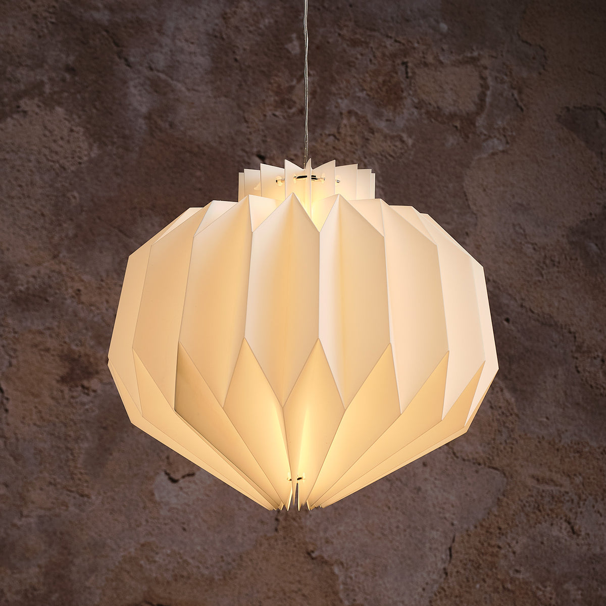 Nahaufnahme der weißen, gefalteten LED-Papier-Pendelleuchte Shrewsbury mit warmweißem Licht