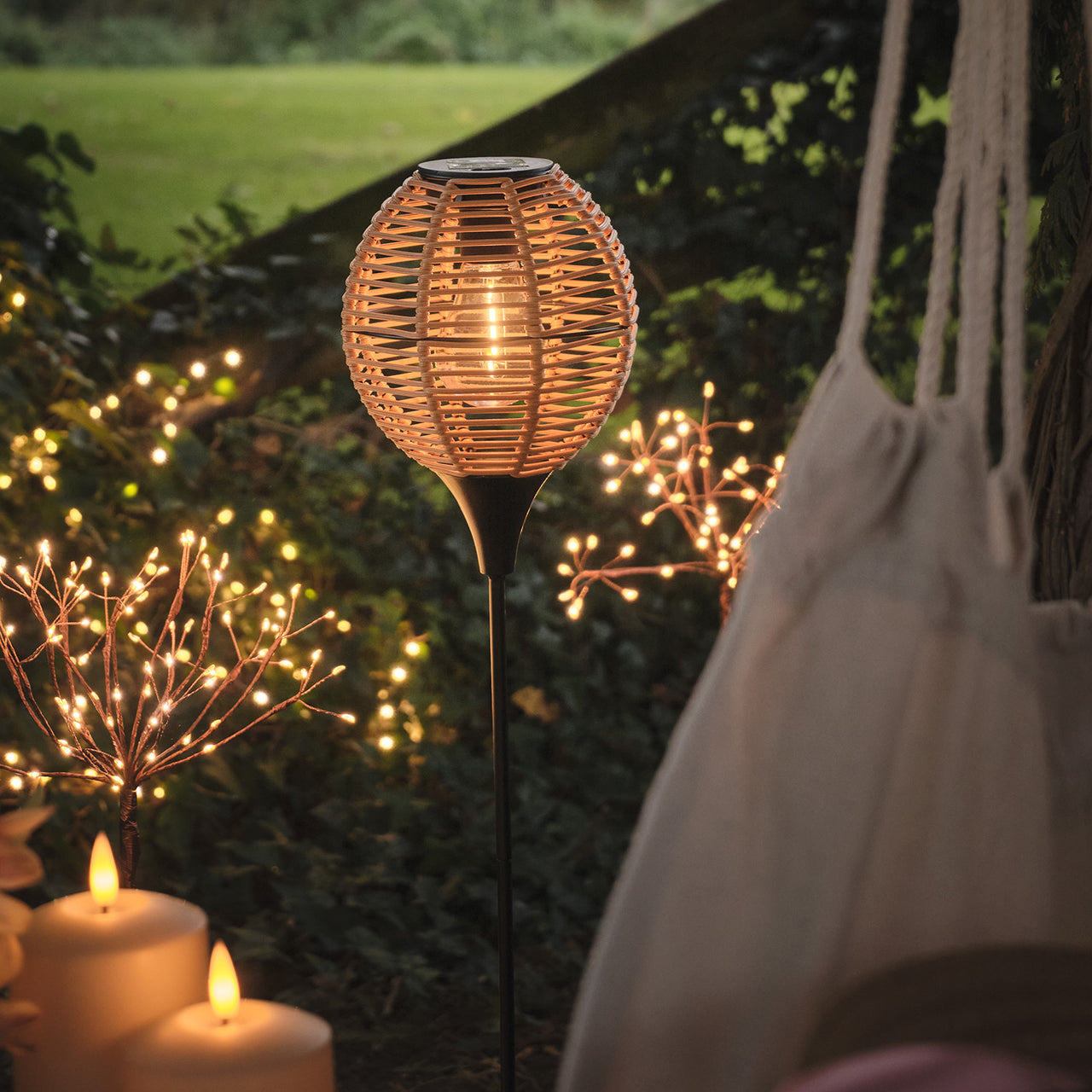 Solar-Gartenstecker in Rattan-Optik mit warmweißer LED