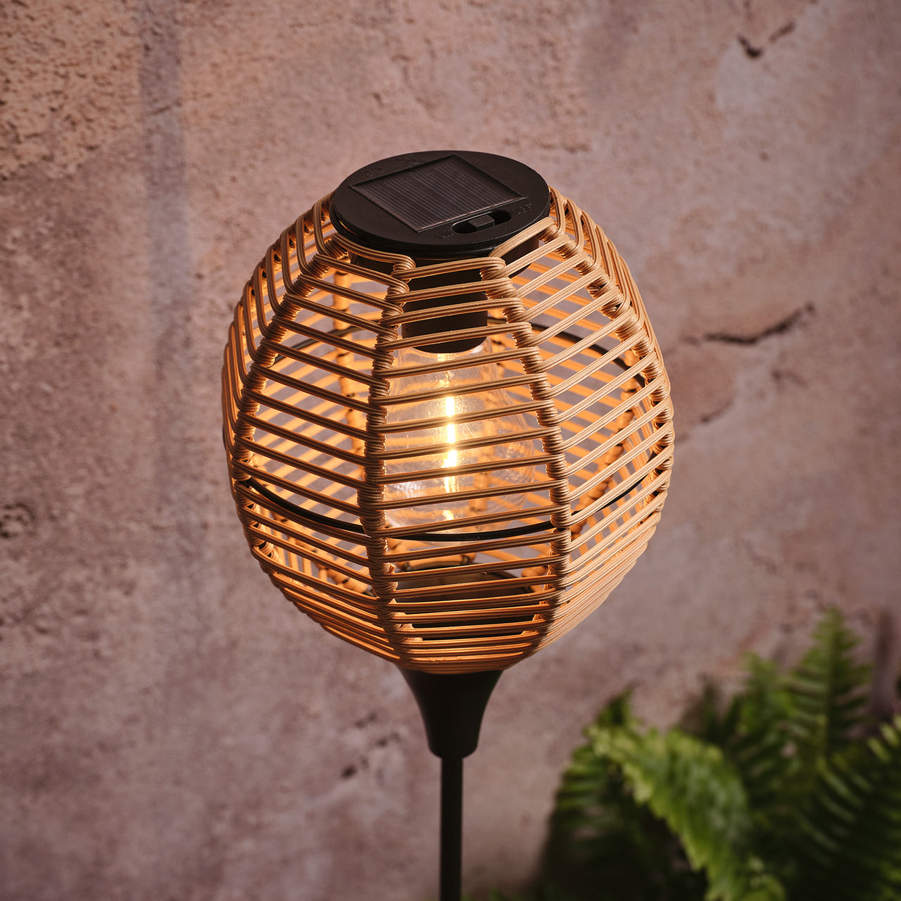 Solar-Gartenstecker in Rattan-Optik mit warmweißer LED