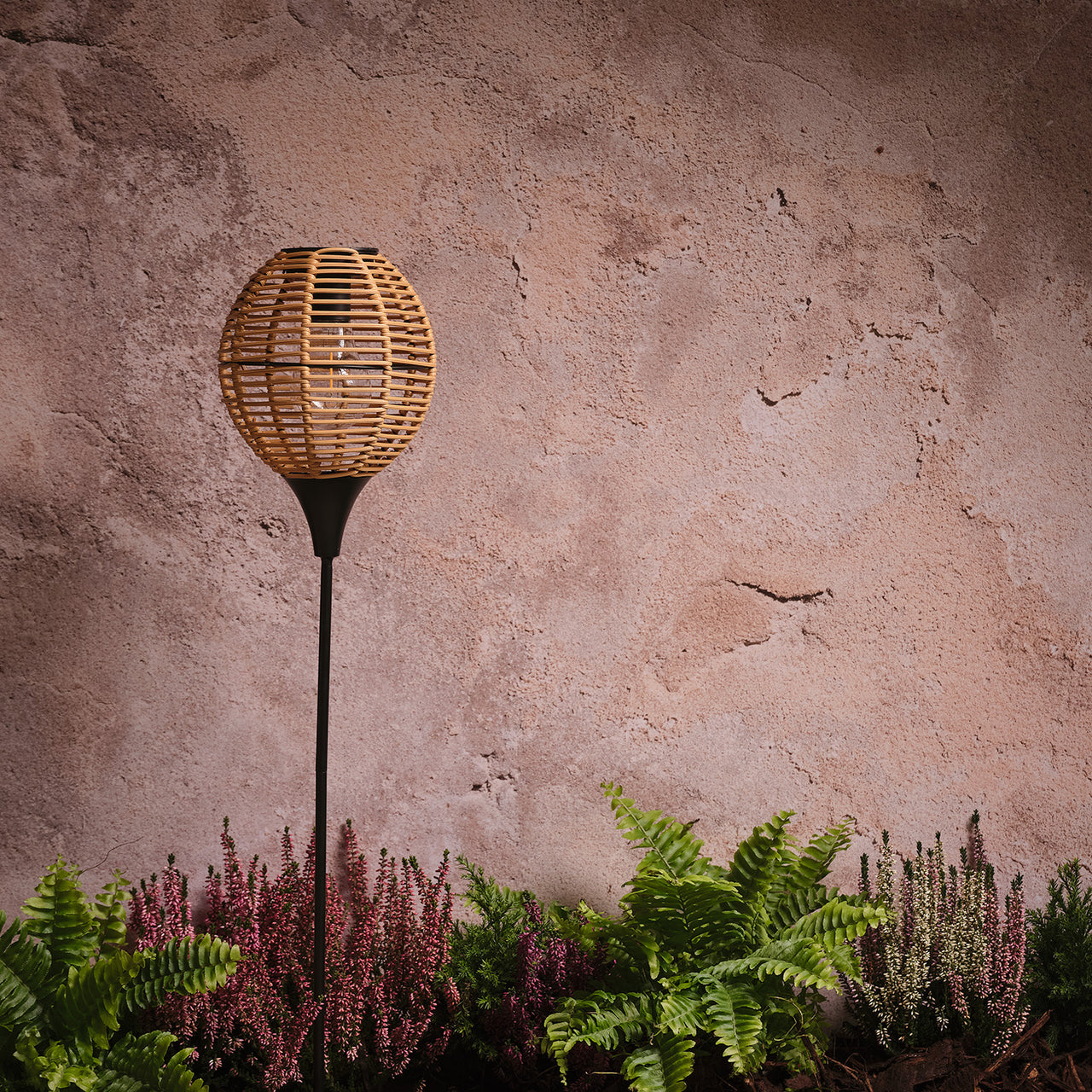 Solar-Gartenstecker in Rattan-Optik mit warmweißer LED