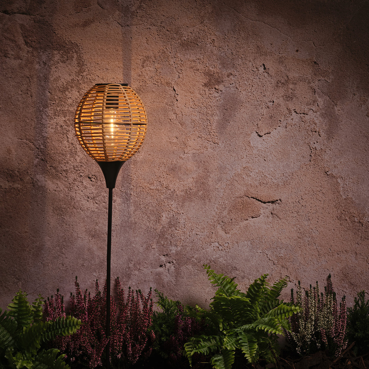 Solar-Gartenstecker in Rattan-Optik mit warmweißer LED