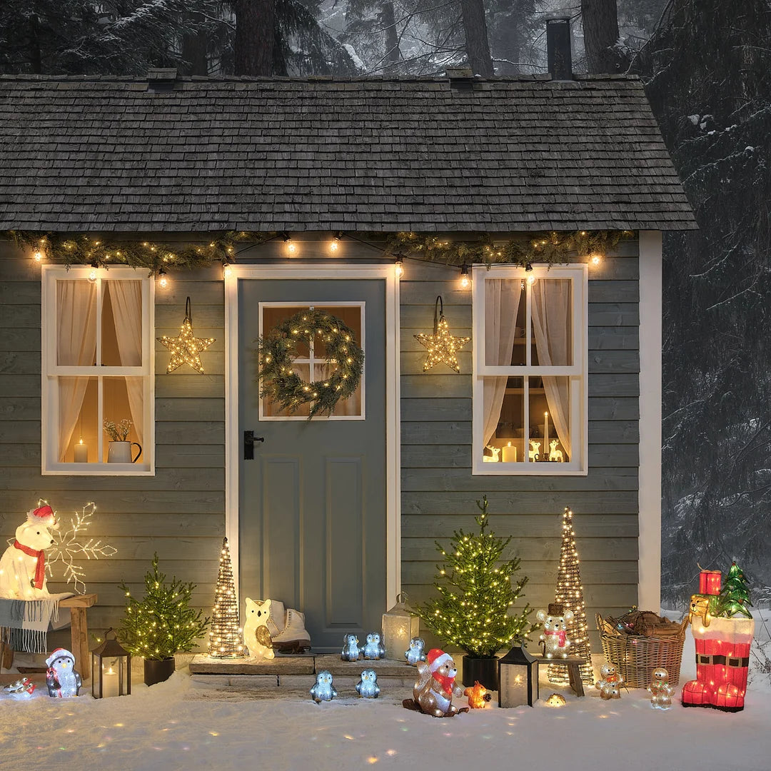 Festliche Weihnachtsszene mit glitzernden Pinguin-Dekofiguren, illuminiertem Weihnachtshaus mit warmweißer LED-Beleuchtung, roten Weihnachtsdekoelementen und festlichem Hausdekorations-Arrangement – umfassendes Außen-Weihnachtsdisplay mit charmanten Pinguin-Figuren für gehobene Garten- und Hausdekorationen.