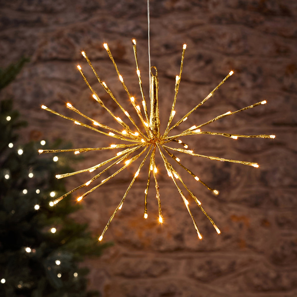 Spektakuläre hängende LED-Stern-Dekofigur mit warmweißer Beleuchtung und strahlendem Feuerwerk-Design, integriert in rustikalem Gartenbogen mit natürlichem Holzrahmen und dunkelm Hintergrund – Premium-Außen-Lichtdekoration für elegante Garten-Displays und gehobene Weihnachtsarrangements.