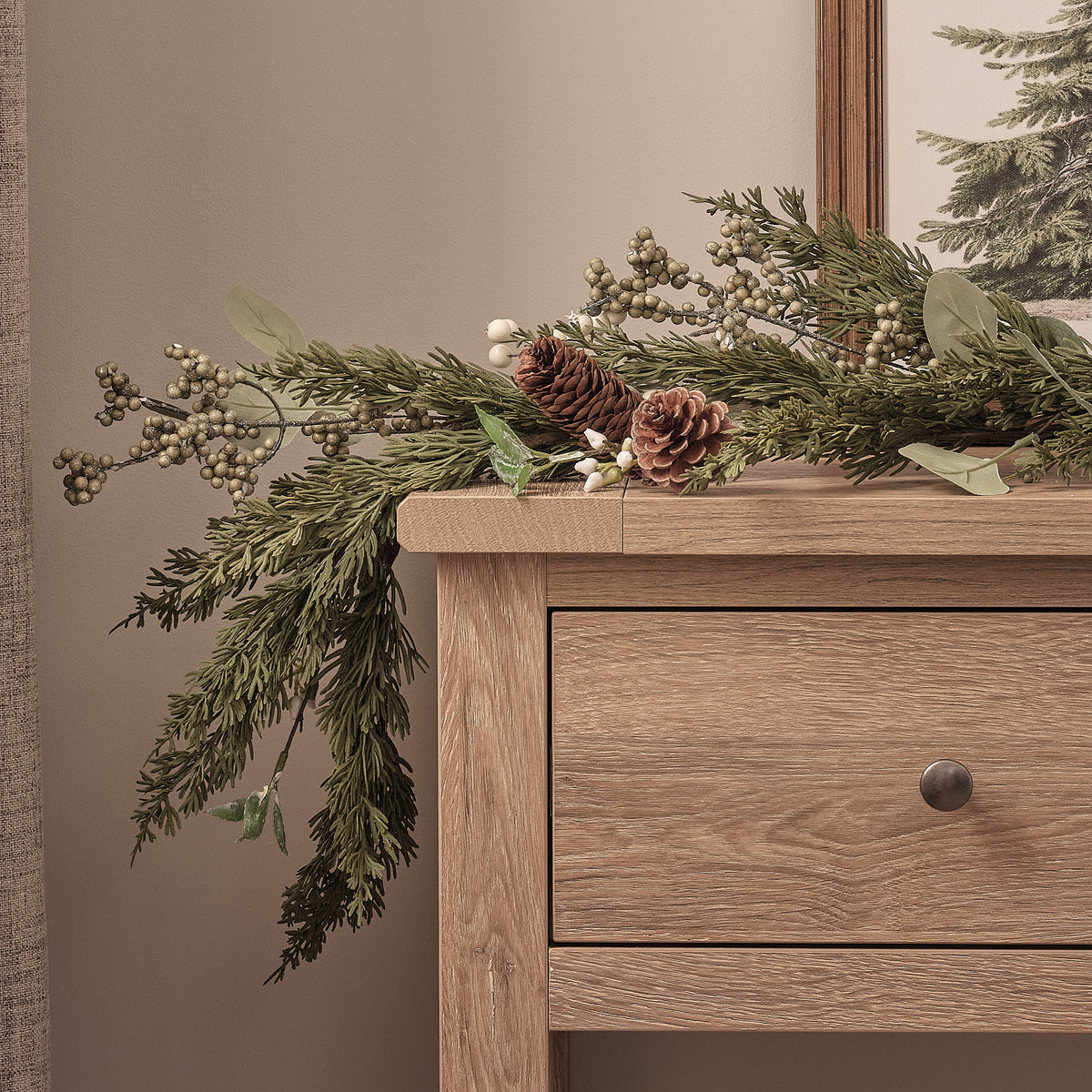 Stilvolles Fensterbrett-Arrangement mit dichtem grünem Fichtengrün, burgundy Blütenakzenten, weißen Beeren und natürlicher Textur, arrangiert auf cremefarbener Holzkommode vor Fenster mit eleganter Weihnachts-Dekoration – liebevolle Weihnachts-Tischdekoration für klassische Fensterdekorationen und gehobene Wohnzimmer-Arrangements.