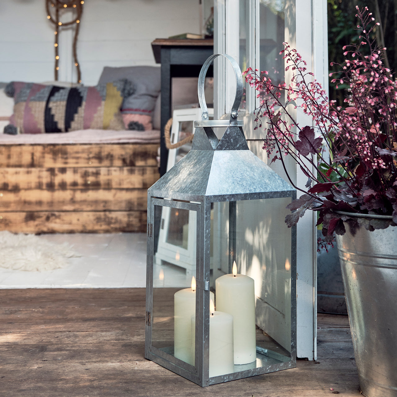 Große Hayle Outdoor Laterne aus verzinktem Stahl mit 3 TruGlow® Outdoor Kerzen
