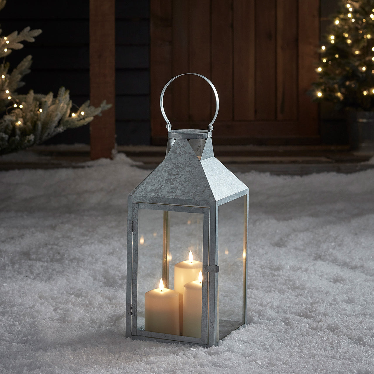 Große Hayle Outdoor Laterne aus verzinktem Stahl mit 3 TruGlow® Outdoor Kerzen