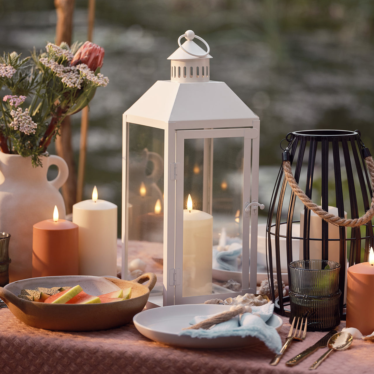 2er Set Perth Metall Laternen weiß mit TruGlow® Outdoor Kerzen mit Fernbedienung