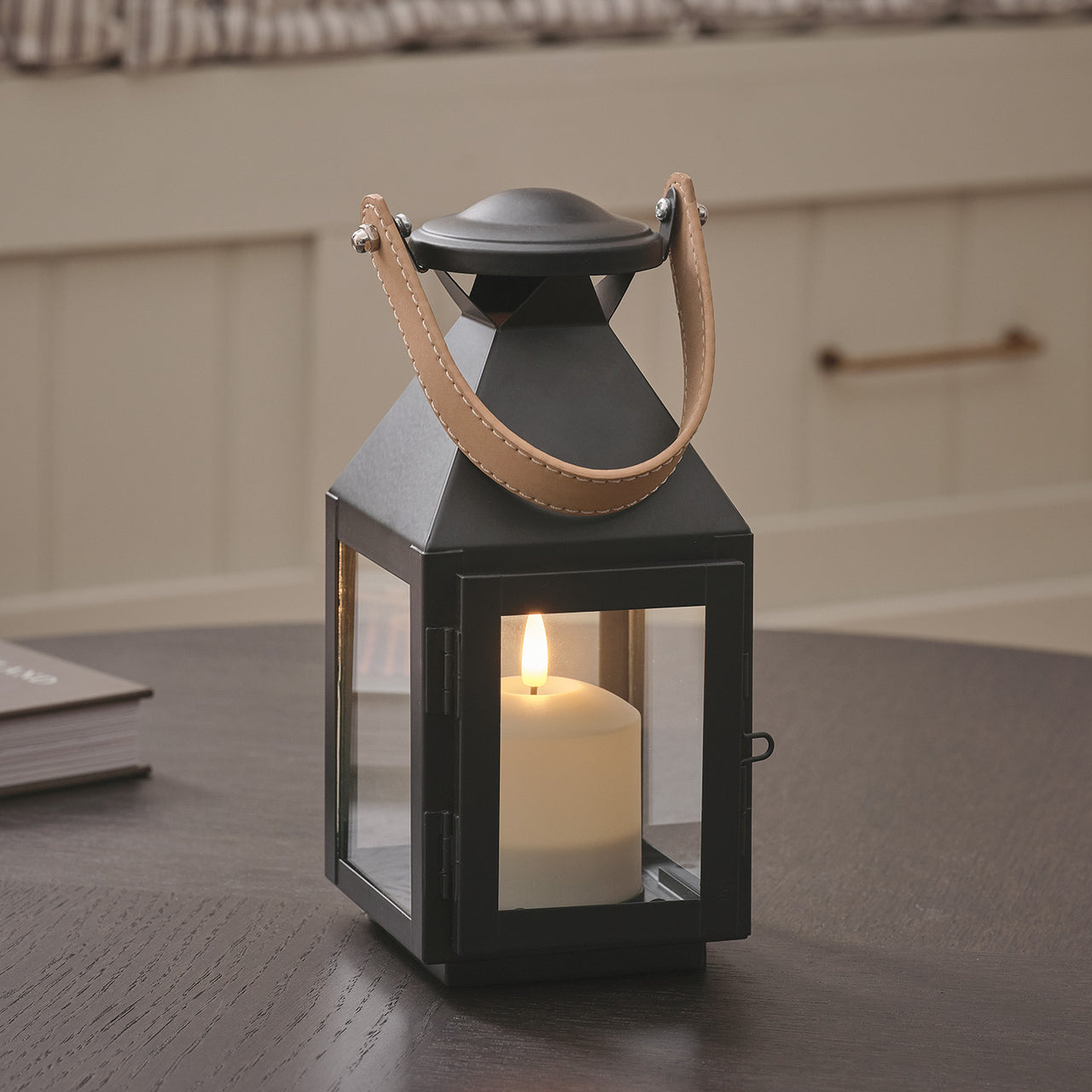 Kleine "Brixham" TruGlow® LED-Laterne mit Ledergriff