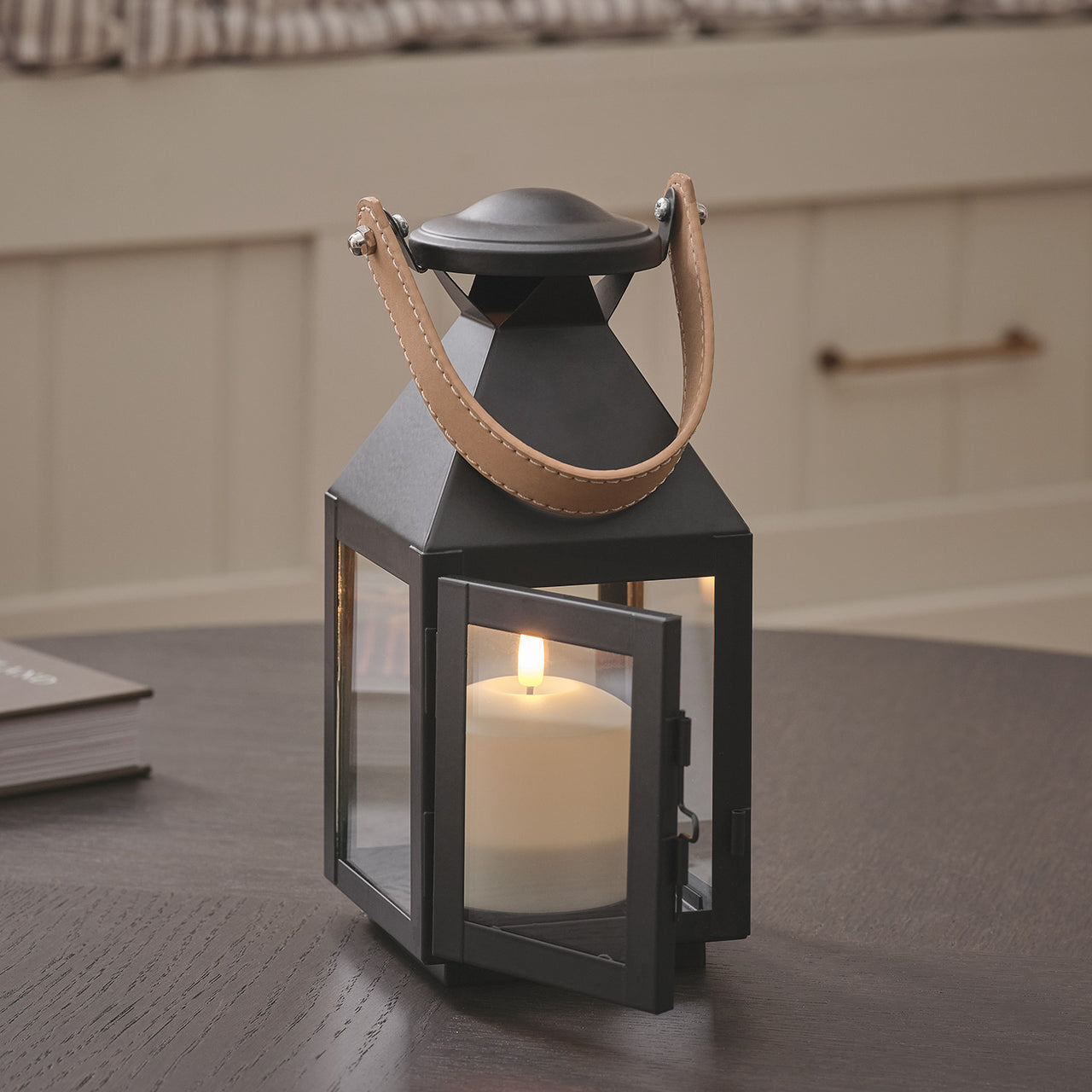 Kleine "Brixham" TruGlow® LED-Laterne mit Ledergriff
