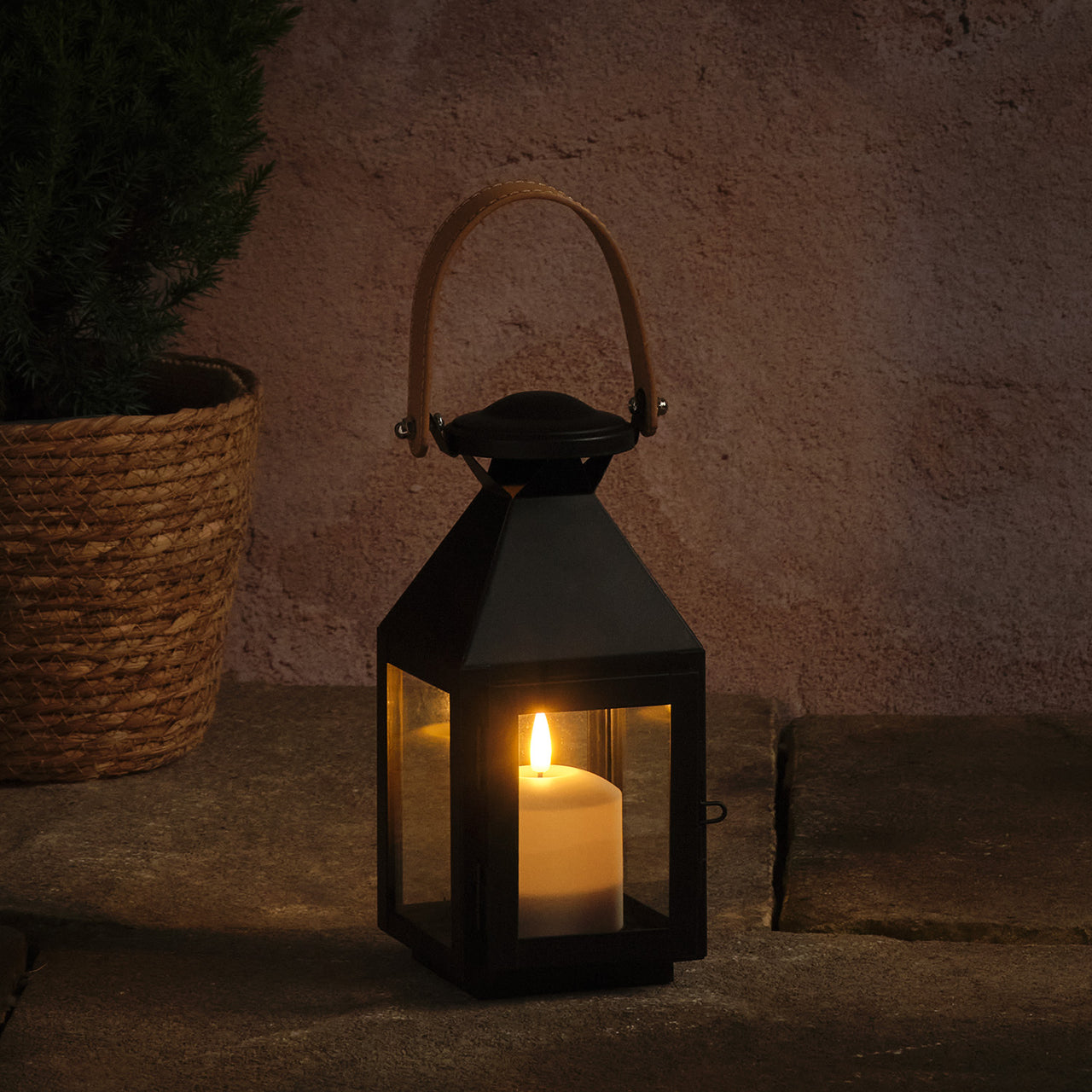 Kleine "Brixham" TruGlow® LED-Laterne mit Ledergriff outdoor auf Treppe