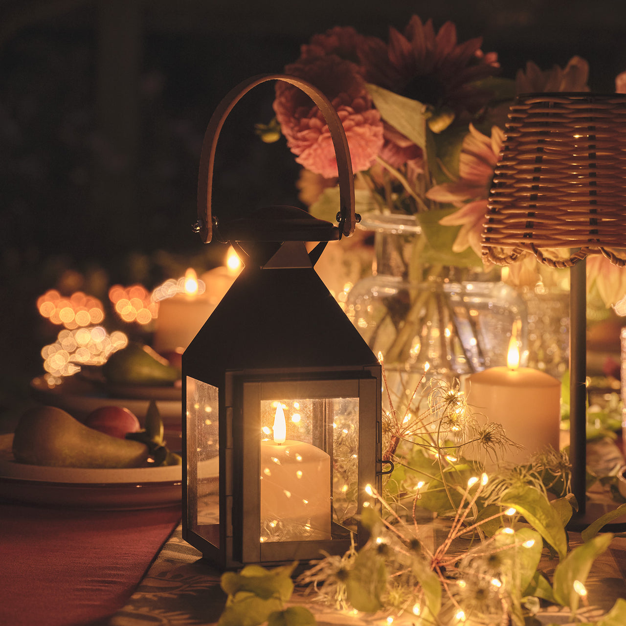 Kleine "Brixham" TruGlow® LED-Laterne mit Ledergriff auf Frühlingstisch mit Dekoration
