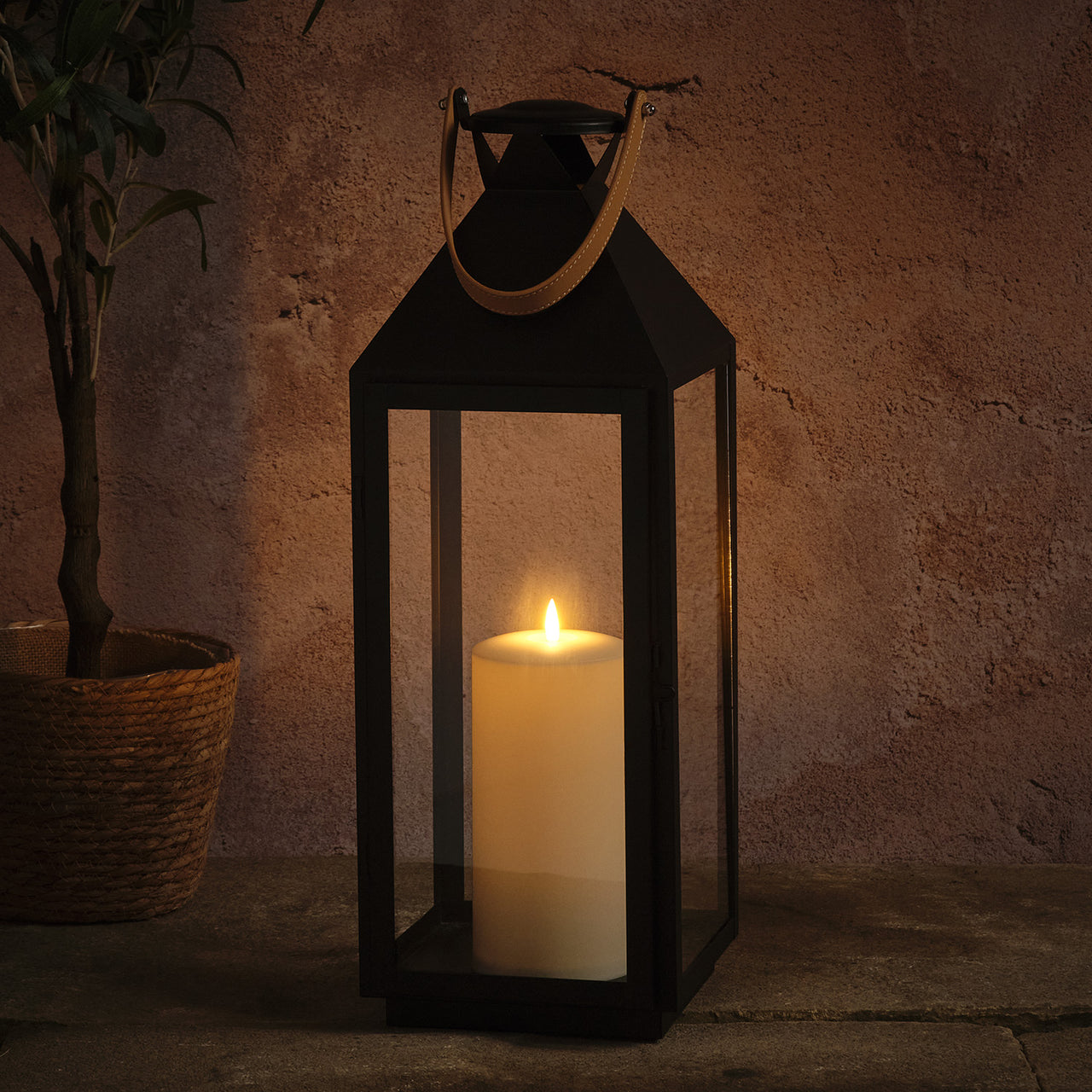 Große "Brixham" Laterne mit Ledergriff & TruGlow® LED-Kerze auf Terrasse
