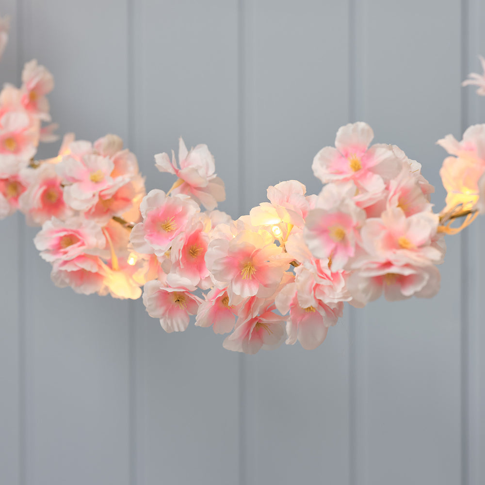 Batteriebetriebene LED-Blumengirlande mit Timer in Pastellrosa