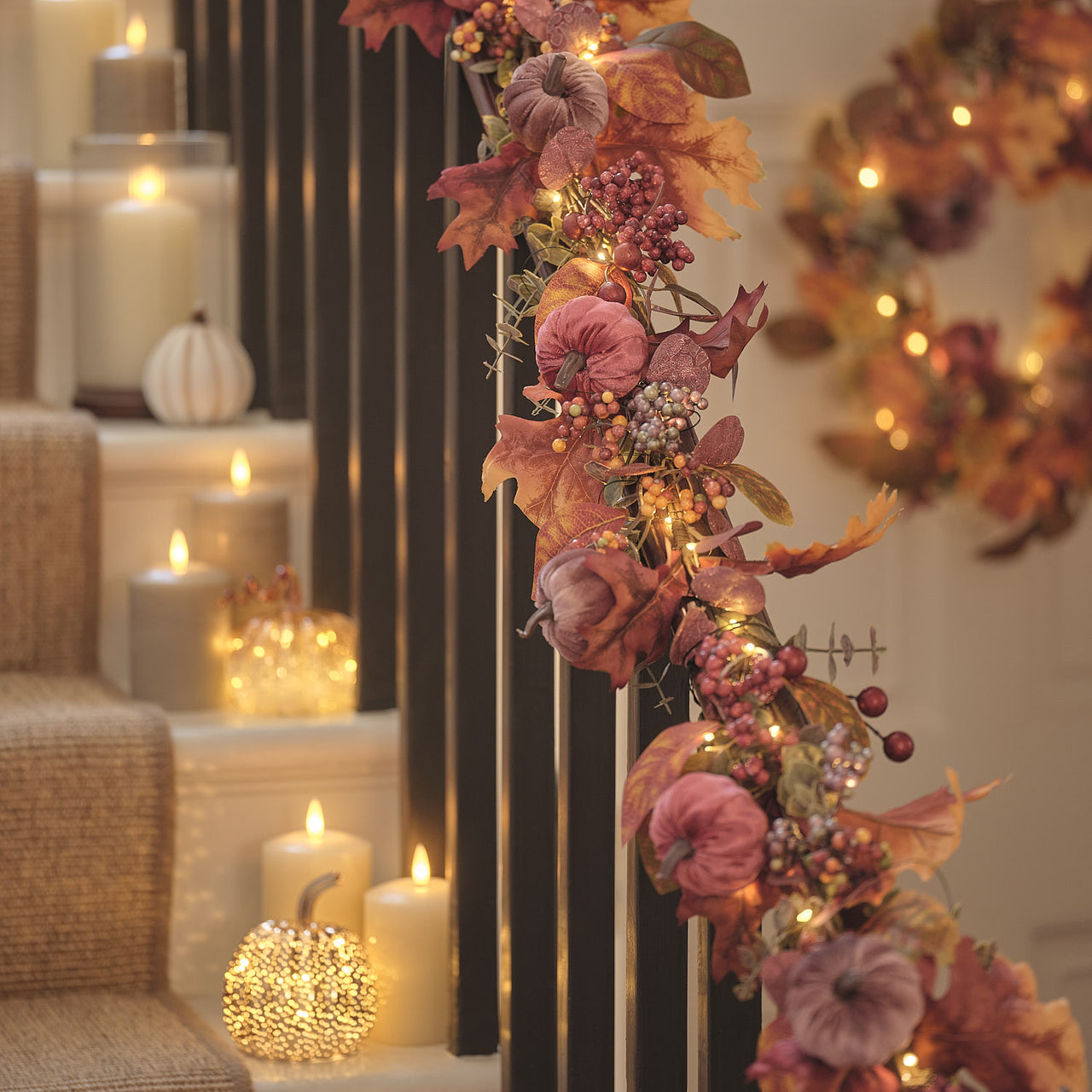 LED-Herbstkranz & Herbstgirlande im 2er Set mit Samt-Kürbissen an der Treppe dekoriert