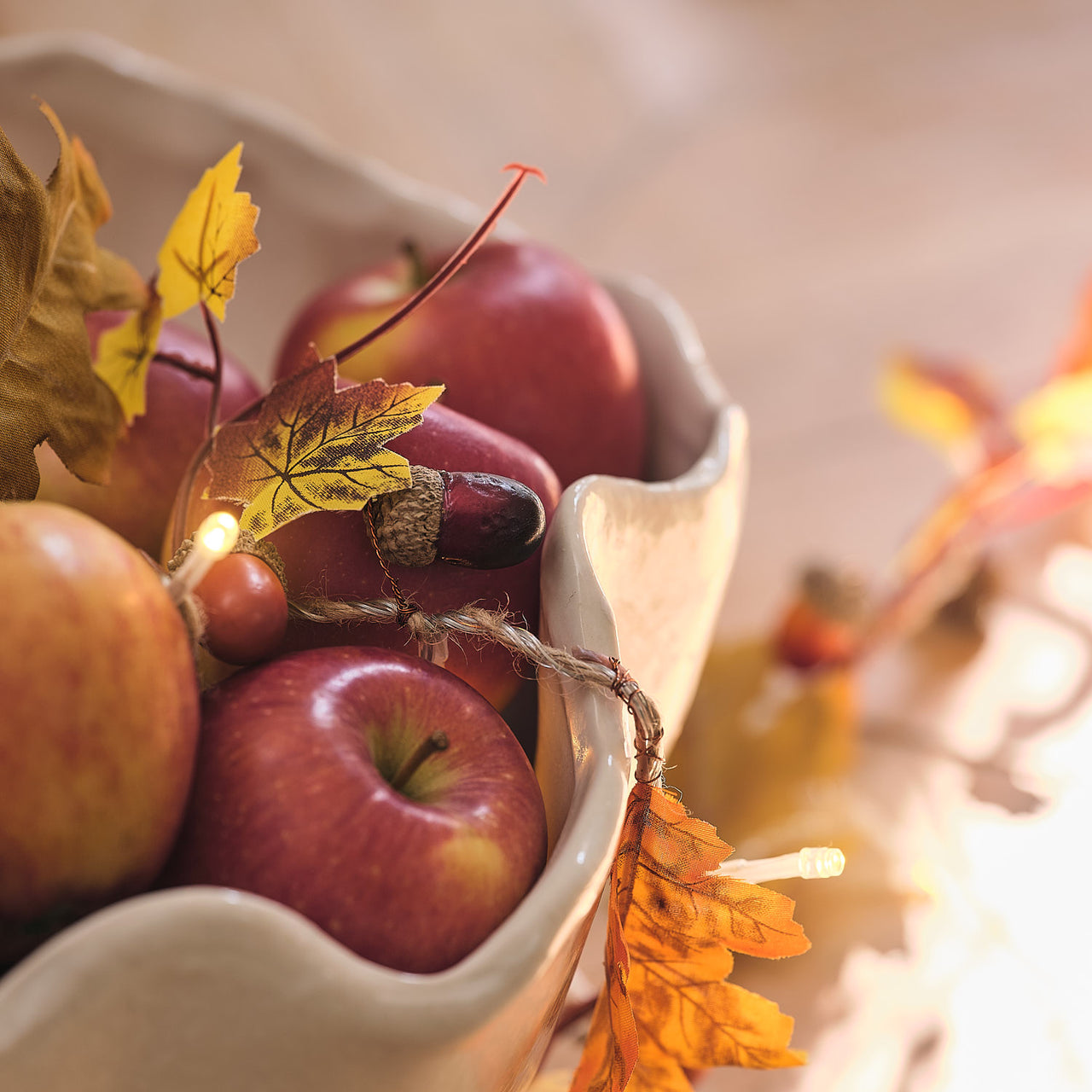 1,8 m LED-Herbstgirlande mit Eichenlaub & Eicheln in Warmweiß, Grün/Orange in Obstkorb