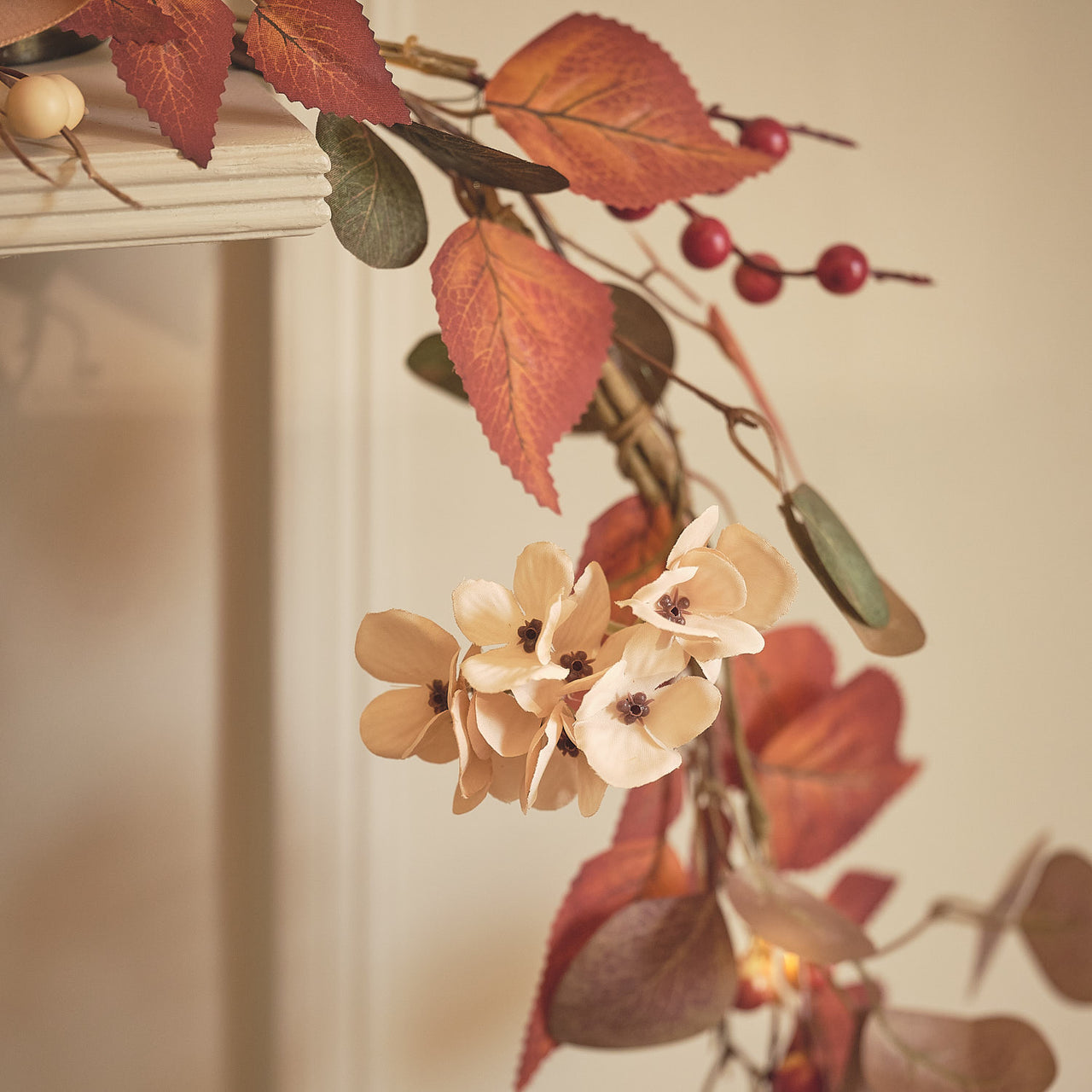 1,5 m LED-Herbstgirlande mit 20 warmweißen LEDs & Timer in Braun & Grün Nahaufnahme Blumen