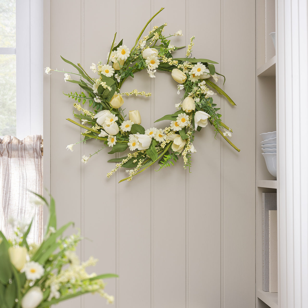 45cm LED‑Frühlingskranz mit Tulpen & Gänseblümchen in Gelb