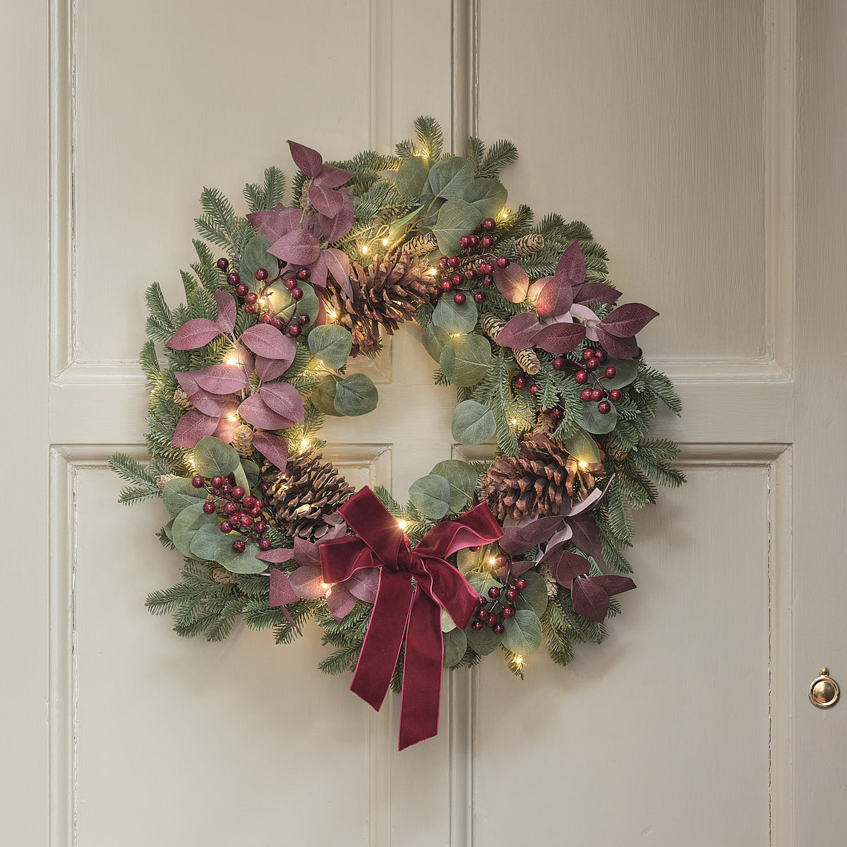 60 cm großer Weihnachtskranz mit roten Beeren, Tannenzapfen, grünen und roten Blättern und warmweißer LED-Beleuchtung