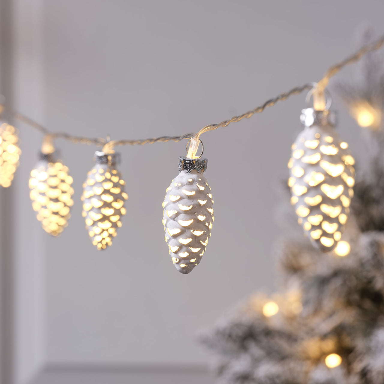 Beleuchteter Weihnachtskranz mit TruGlow® Kerzen, Tannenzapfen und weißen Beeren