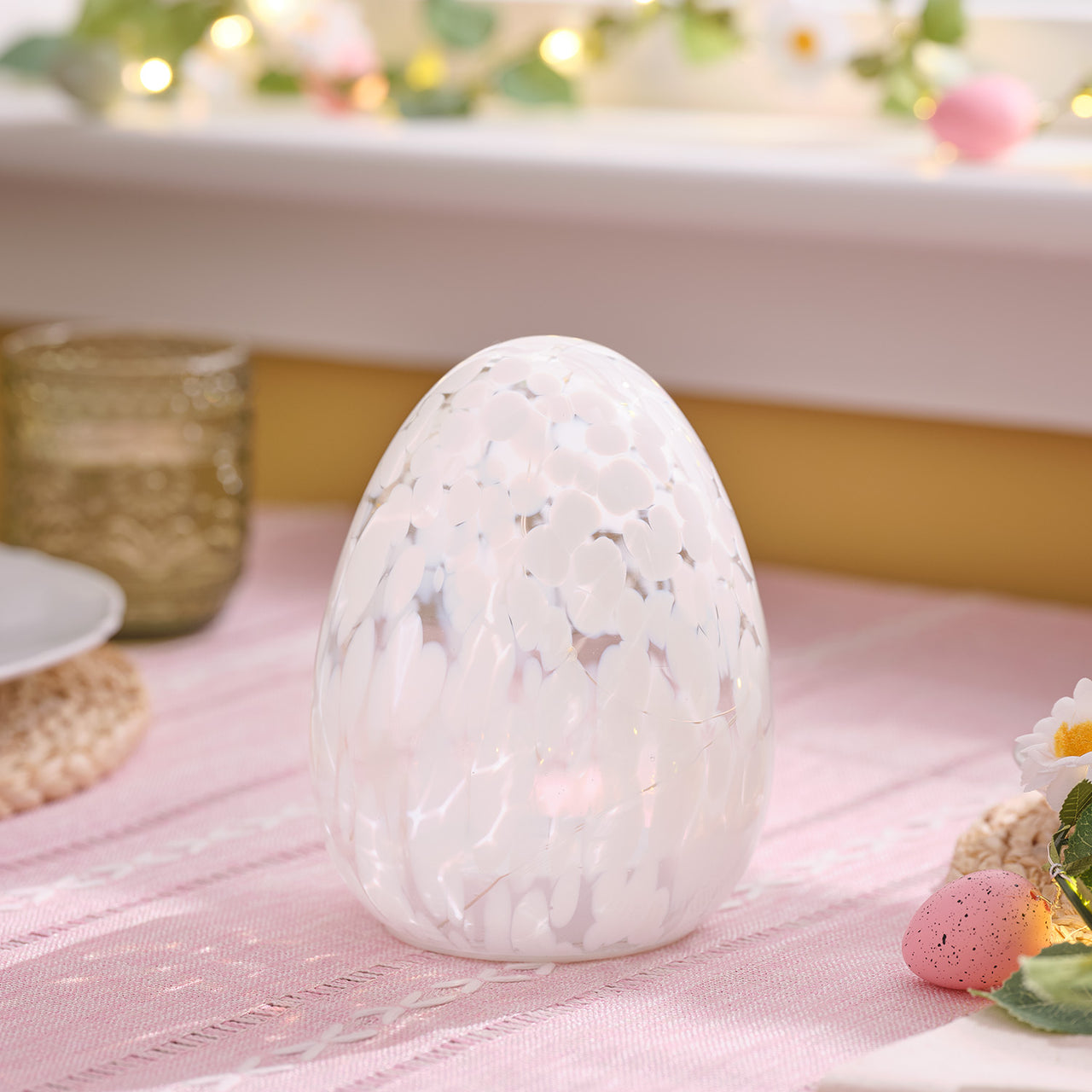 Weißes LED-Osterei aus Glas mit Konfettieffekt & Timer