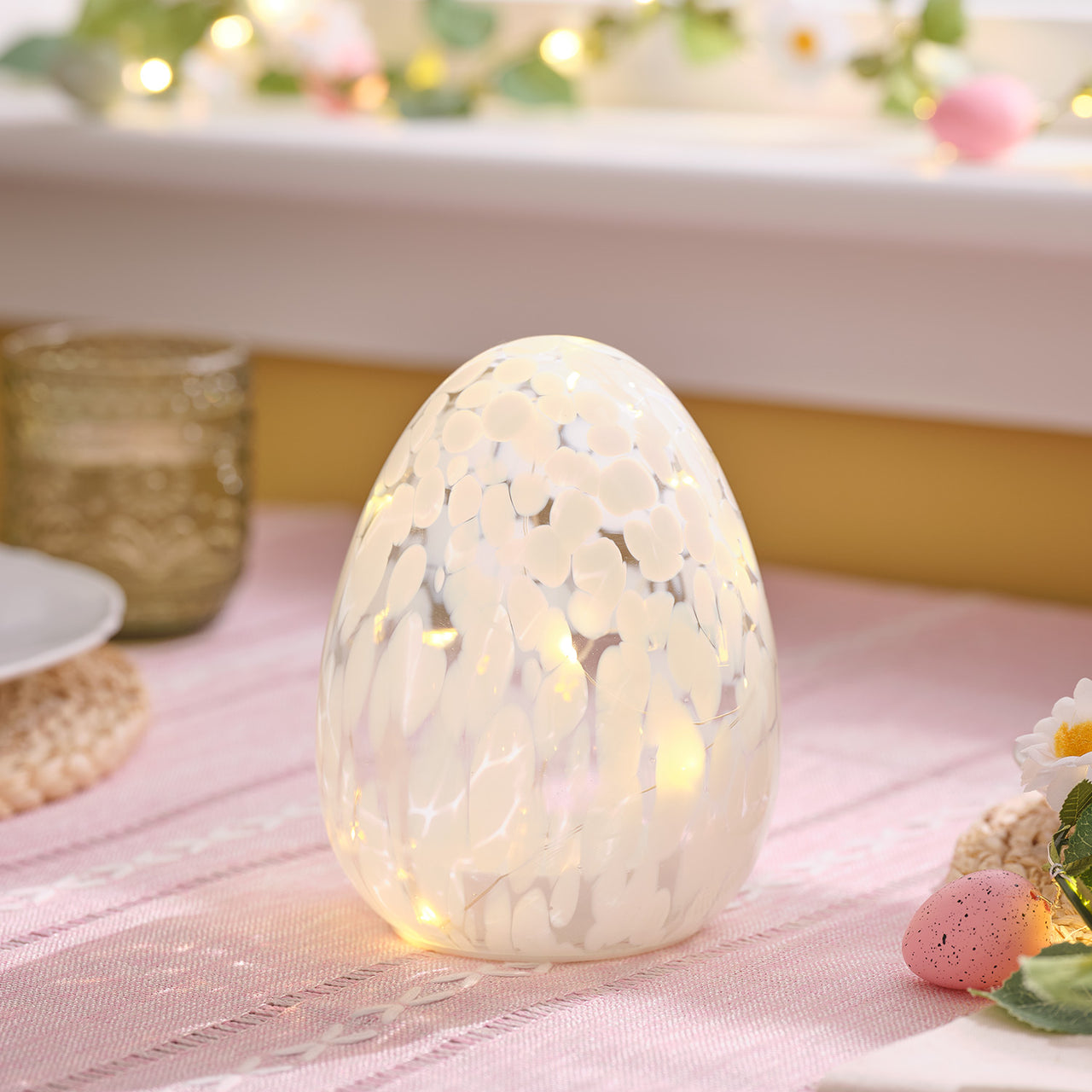 Weißes LED-Osterei aus Glas mit Konfettieffekt & Timer