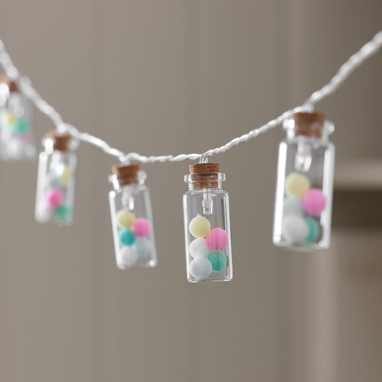 10er LED-Lichterkette mit Glasfläschchen & Pastell-Pompoms warmweiß/pastellbunt
