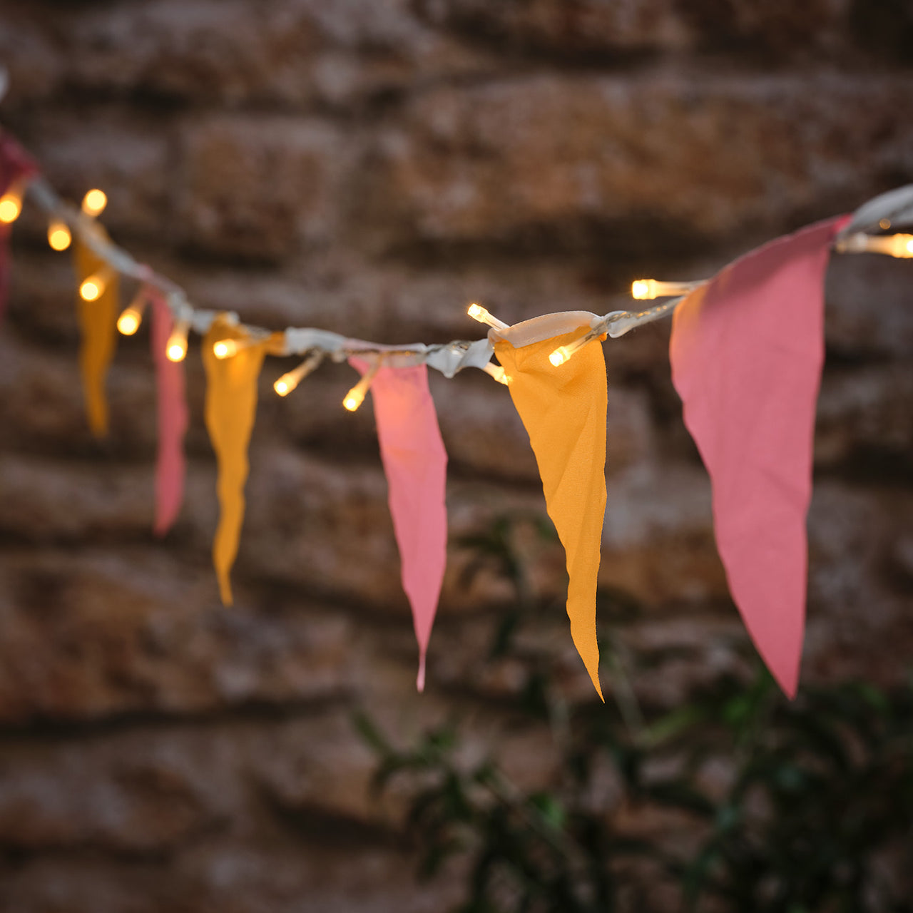 Lichterkette mit Frühlingsfähnchen