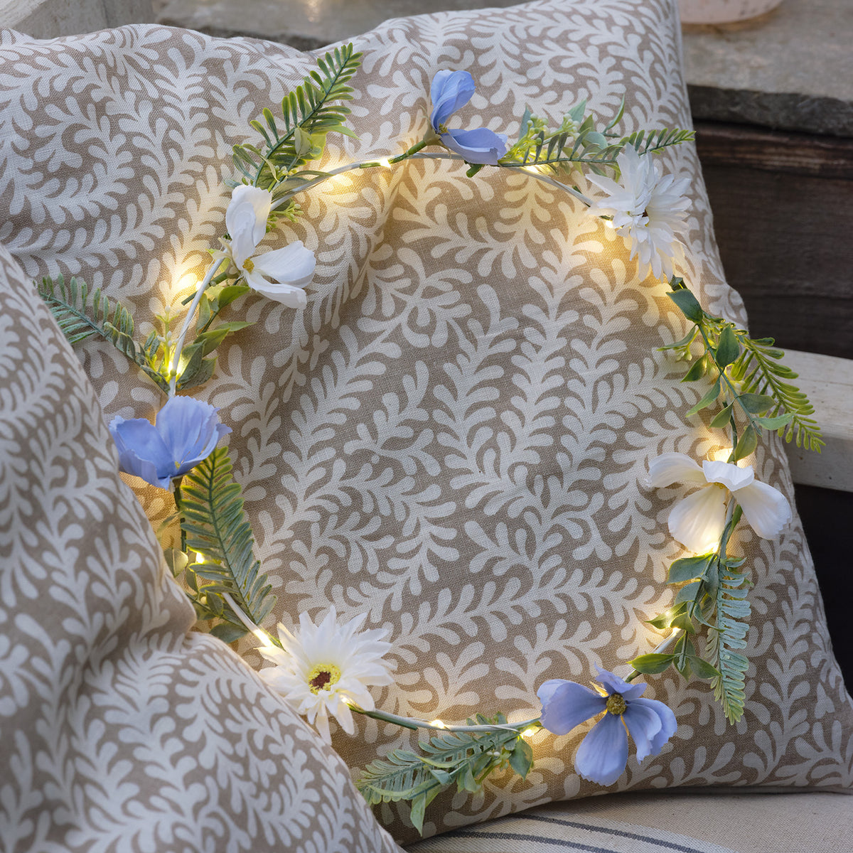 Weißer / blauer LED-Blumenkranz mit warmweißen Mikro-LEDs & Timer Nahaufnahme