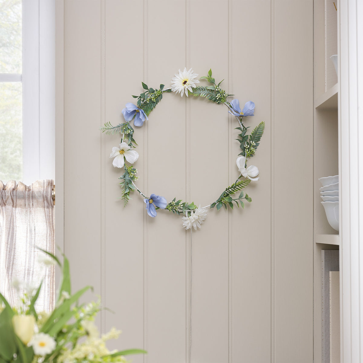 Weißer / blauer LED-Blumenkranz mit warmweißen Mikro-LEDs & Timer