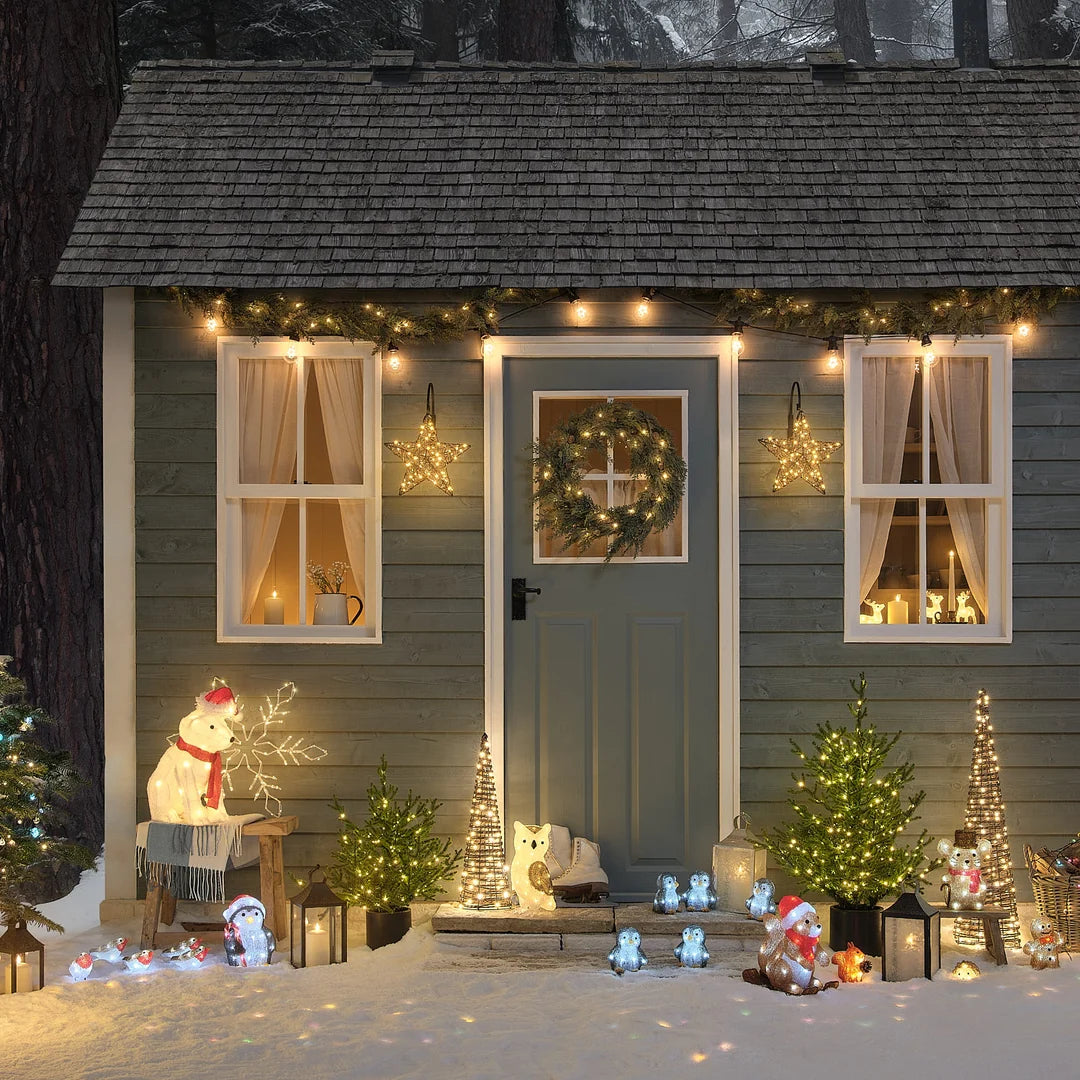 Weihnachtlich dekorierter Hauseingang mit LED-Rotkehlchen und Lichterkette.