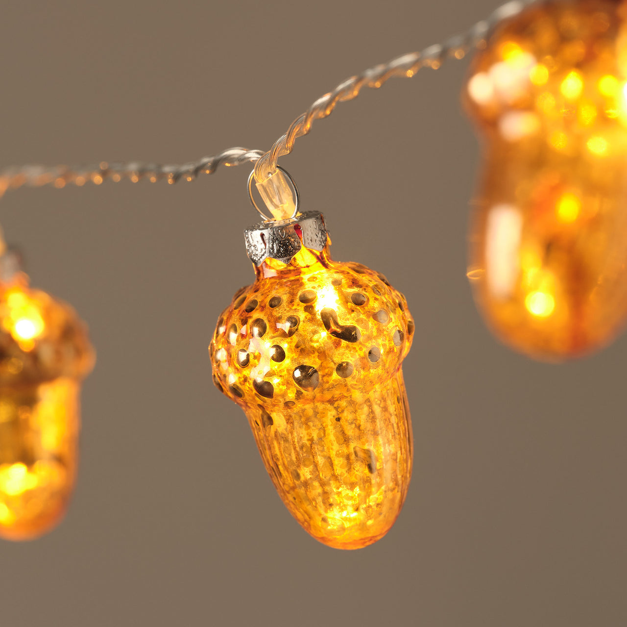 10er LED-Lichterkette mit Glas-Eicheln & Timer in Bernstein & Warmweiß Nahaufnahme
