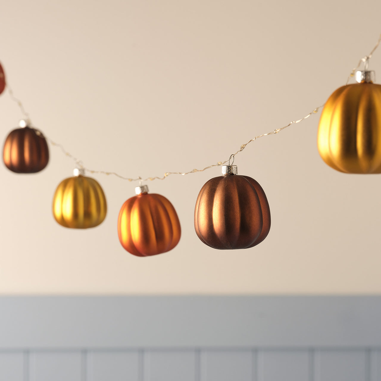 9er Metallik Kürbis LED-Mikro-Lichterkette mit Timer, Orange, Gelb & Braun unbeleuchtet