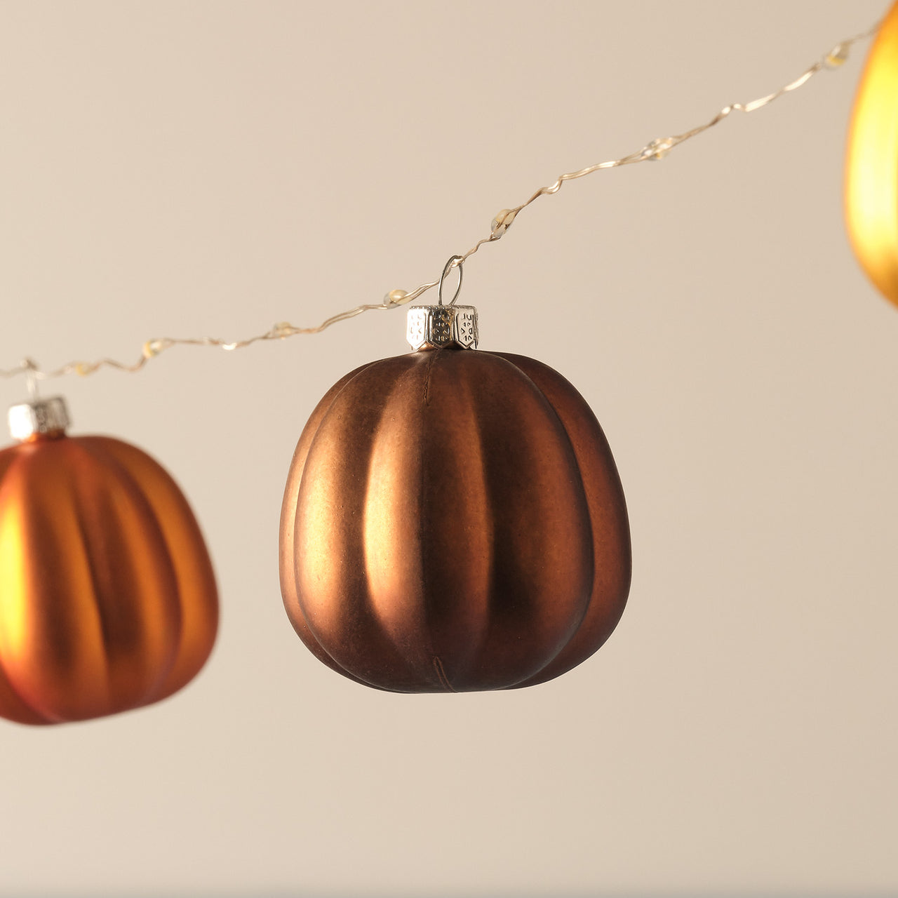 9er Metallik Kürbis LED-Mikro-Lichterkette mit Timer, Orange, Gelb & Braun Nahaufnahme 