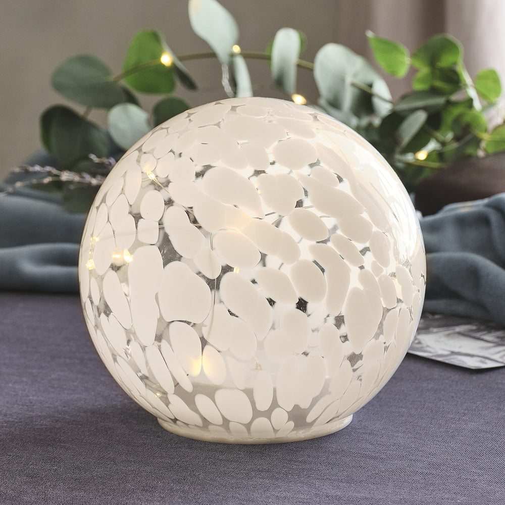 15 cm große LED-Glaskugel mit Timer aus Konfetti-Glas beleuchtet