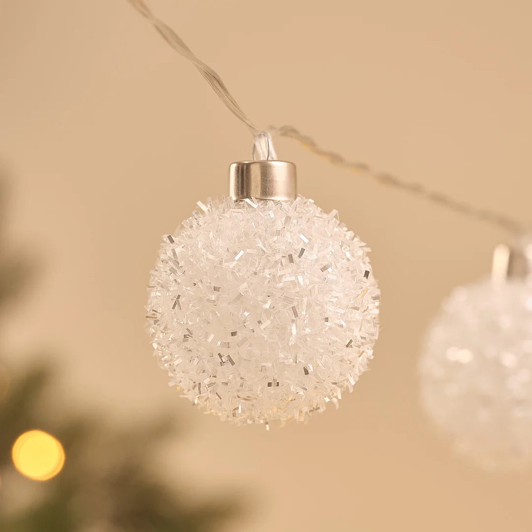 Detailansicht einer weißen strukturierten LED-Kugel an Lichterkette.