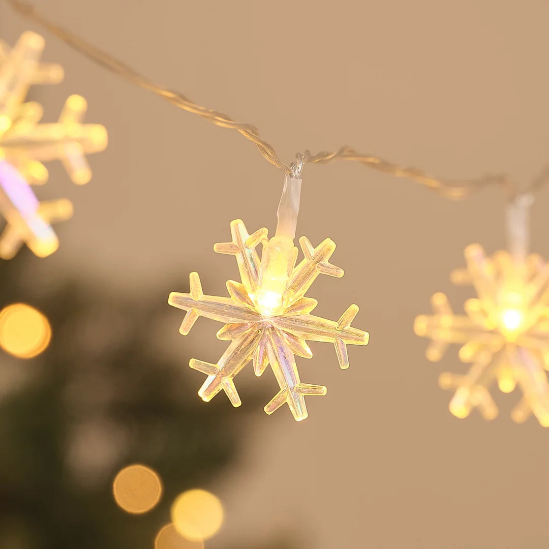 Detailansicht leuchtender Schneeflocken-Anhänger an LED-Lichterkette.