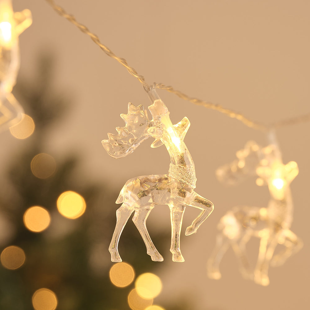 Nahaufnahme eines leuchtenden Rentierfiguren-LEDs an der Lichterkette mit warmweißem Licht