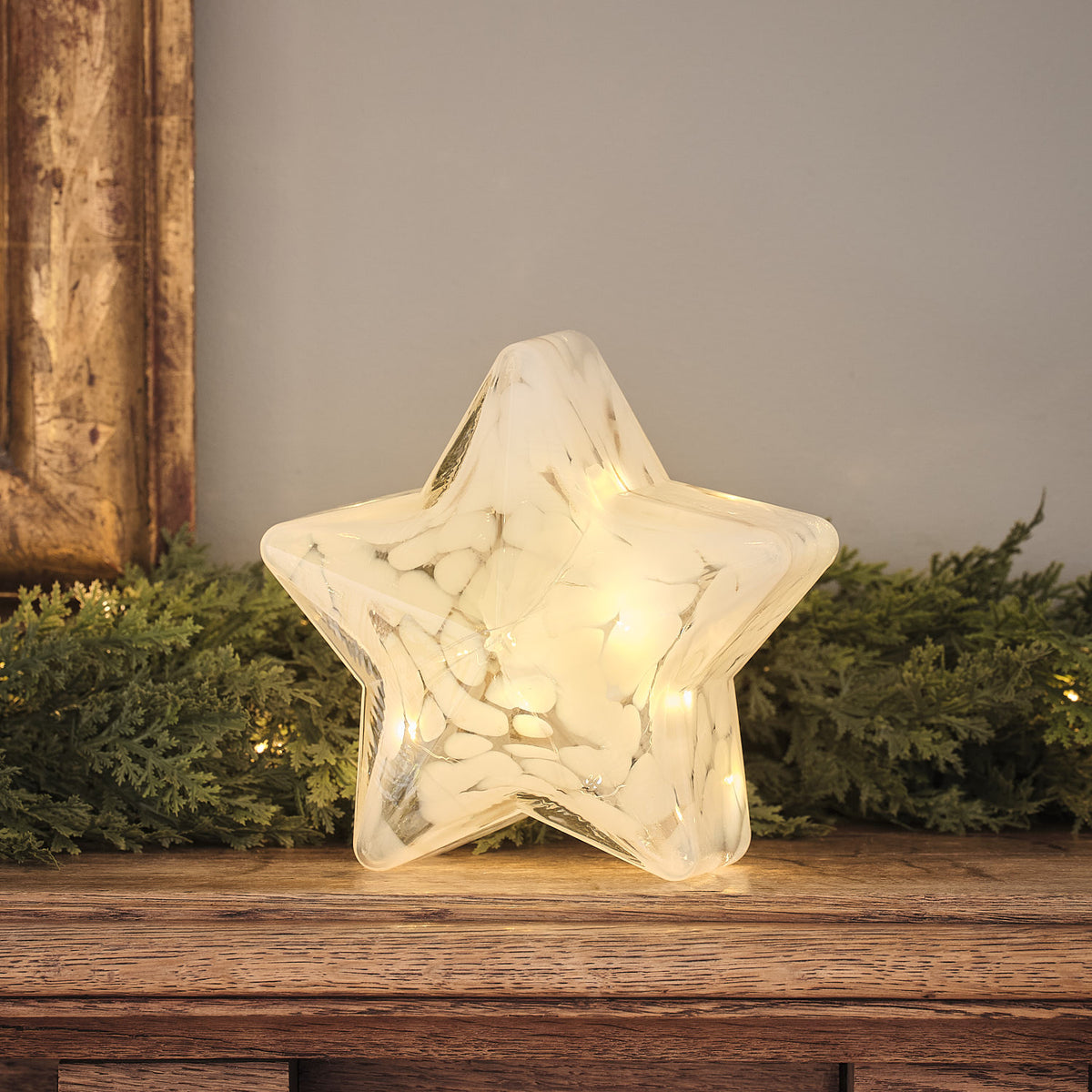 Leuchtender LED-Glasstern mit warmweißen Mikro-LEDs und Konfetti-Muster