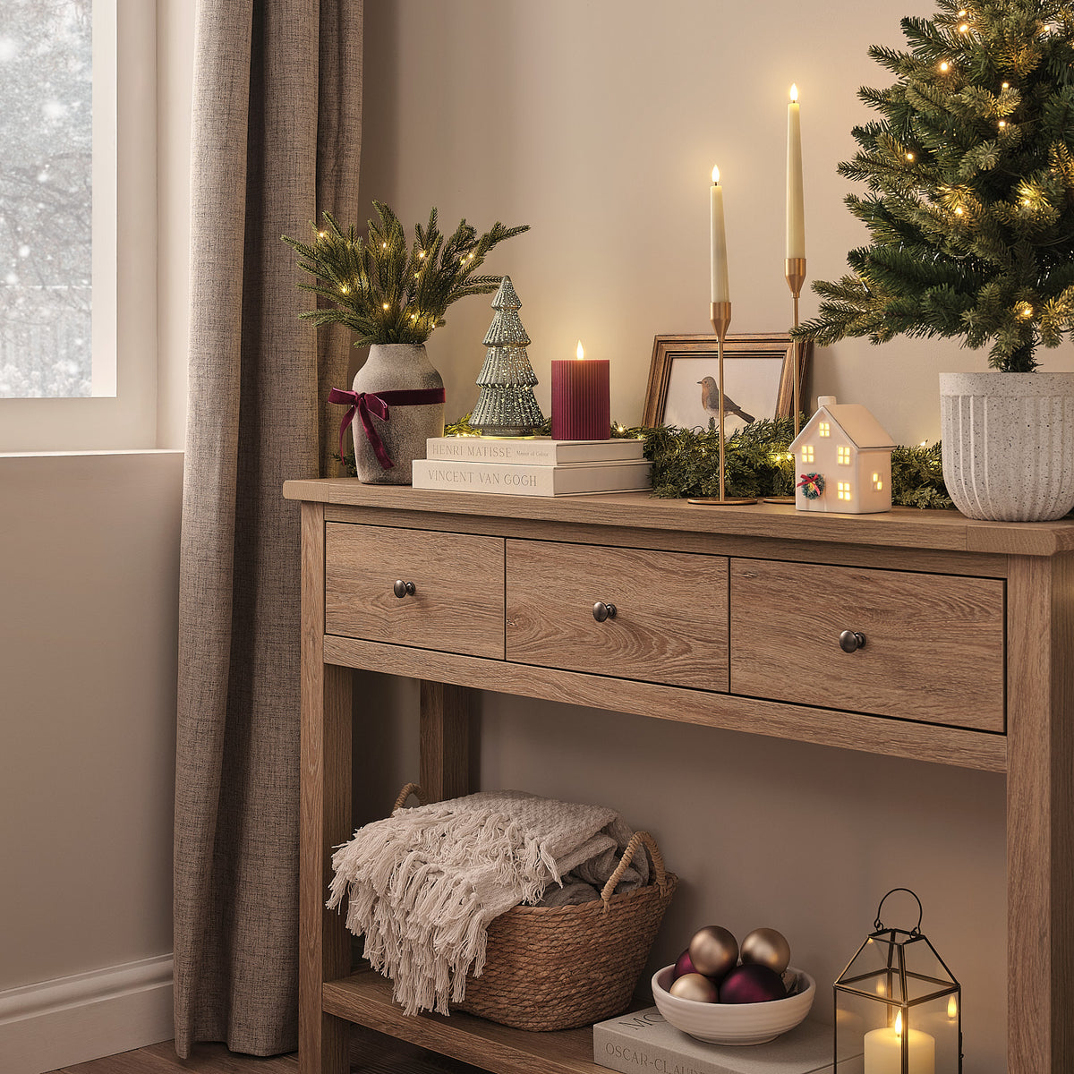 Unbeleuchteter grüner LED Tannenbaum aus Glas mit goldener Antik-Optik auf Fensterbank
