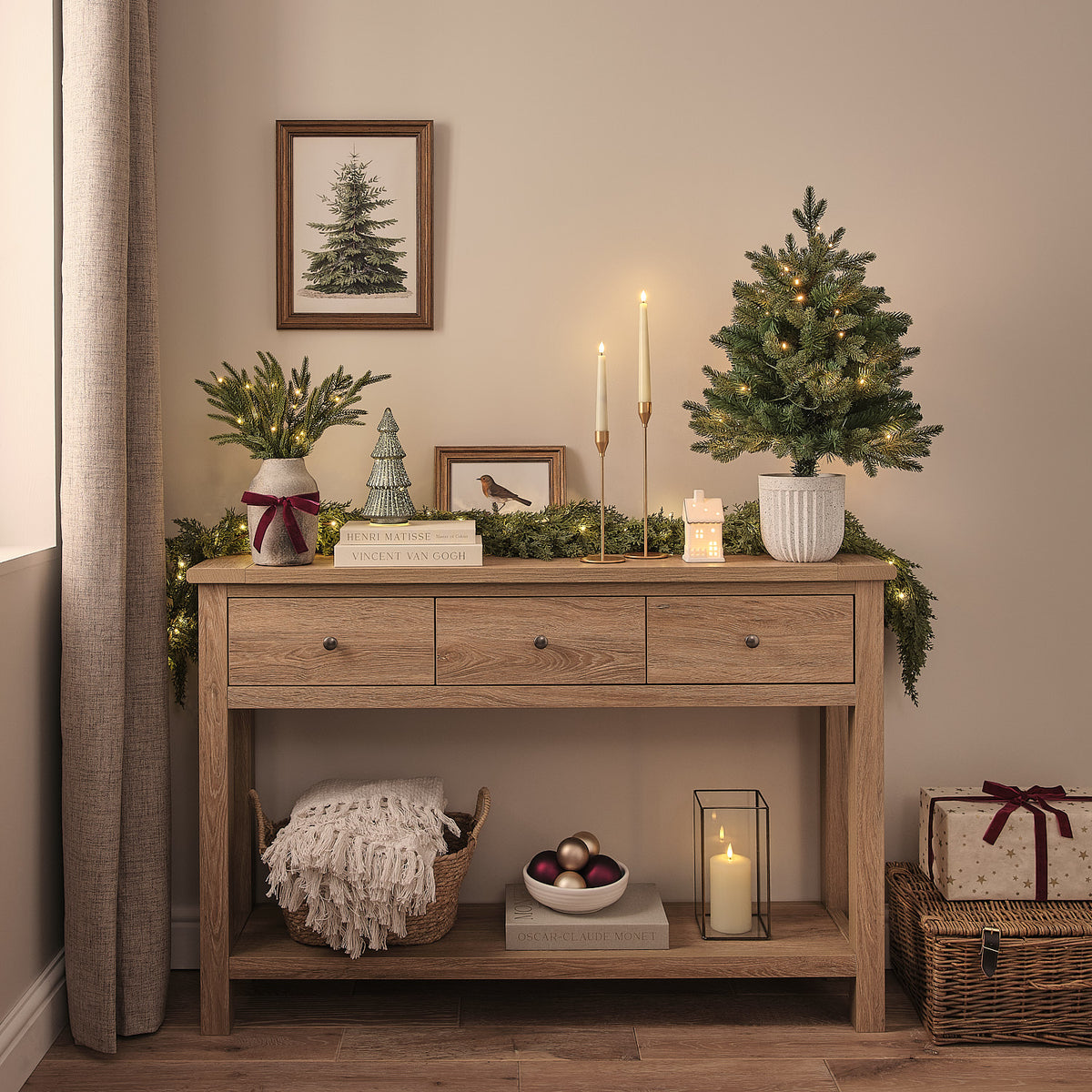 Wohnzimmer mit Holzkommode, LED Tannenbaum aus Glas, Kerzen und Weihnachtsdeko