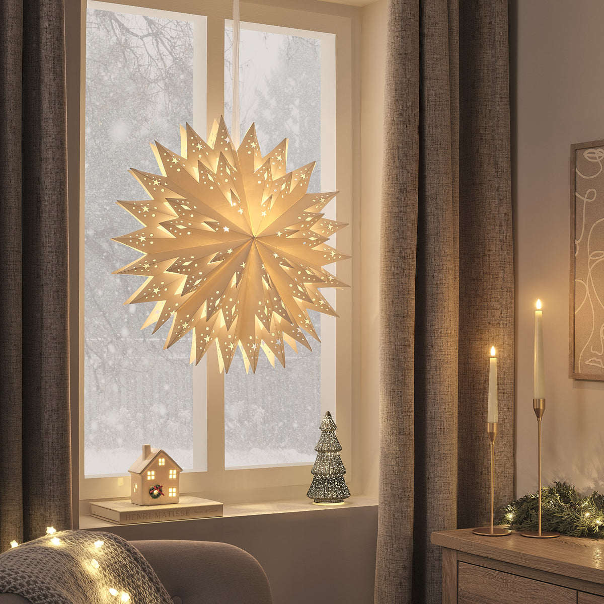 Wohnzimmer mit Holzkommode, LED Tannenbaum aus Glas, Kerzen und Weihnachtsdeko