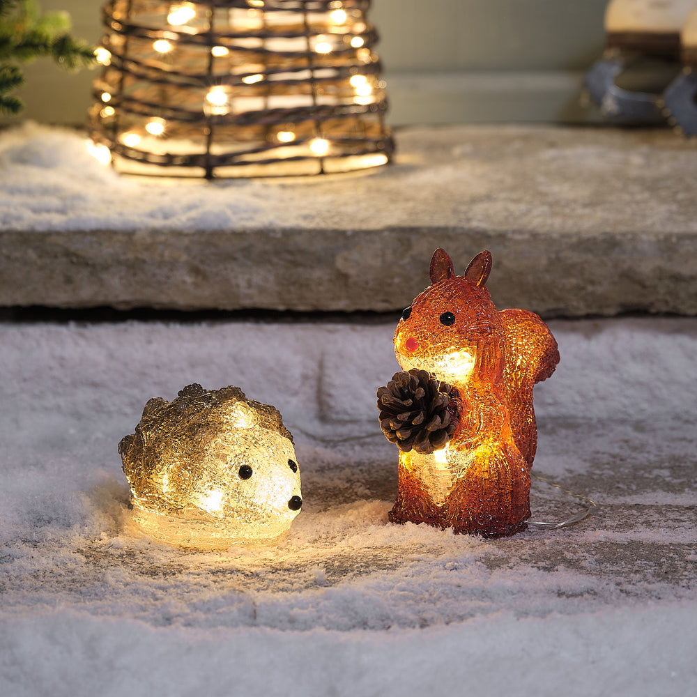 Leuchtende LED-Acrylfiguren Eichhörnchen und Igel im Schnee mit warmweißem Licht